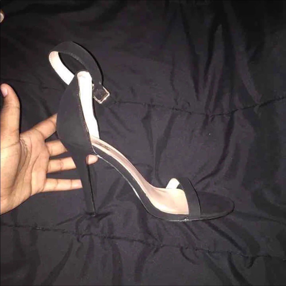 Simple black heel